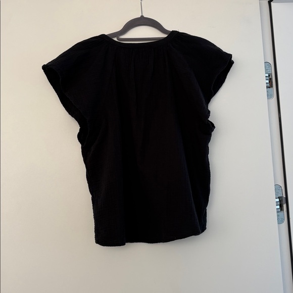 Universal Thread Black Gauze Flutter Sleeve Blouse M EUC - Picture 5 of 7